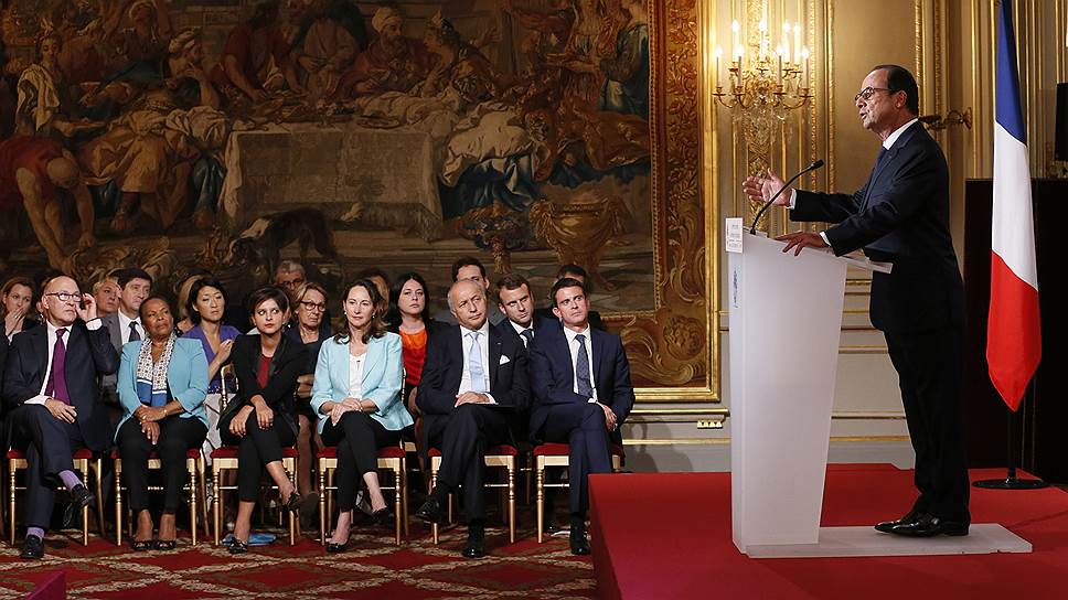 Президент Франции Франсуа Олланд (справа) во время пресс-конференции