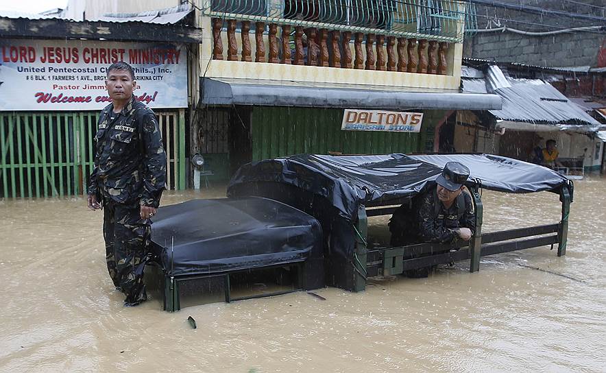 Военные в одном из районов столицы Филиппин Манилы, затопленном в результате мощных тропических ливней