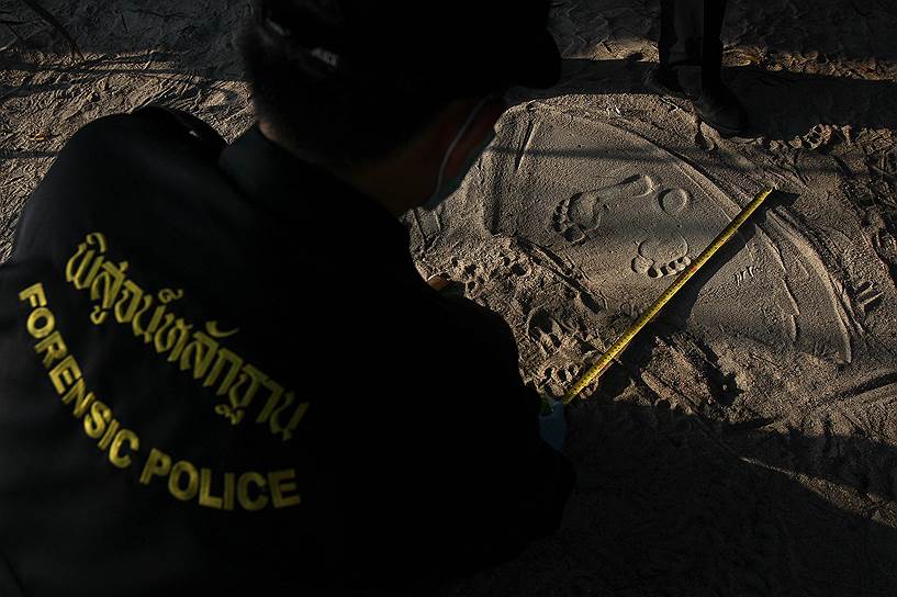Полиция на месте гибели британских туристов, на острове Ко Тао, Таиланд