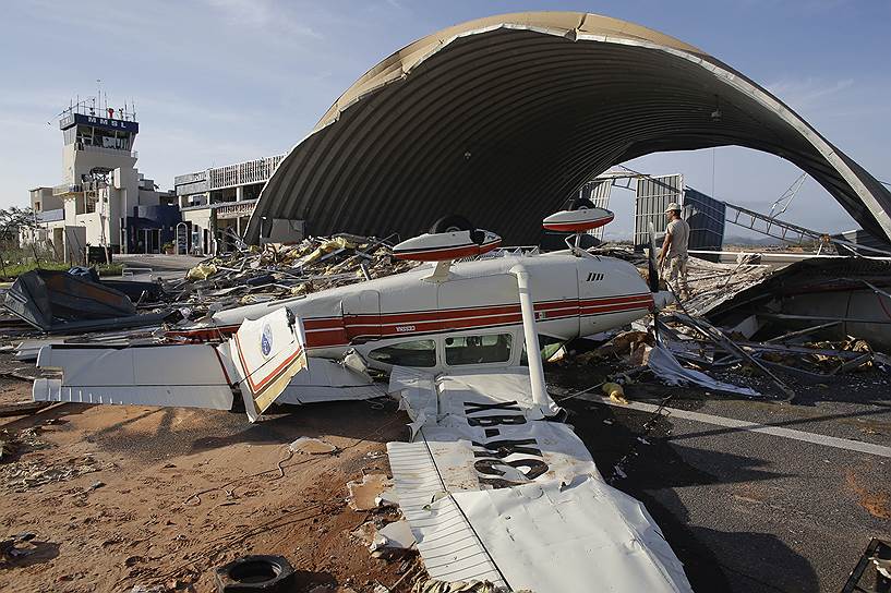 Самолет, поврежденный ураганом «Одиль», в аэропорту мексиканского города Кабо-Сан-Лукас  