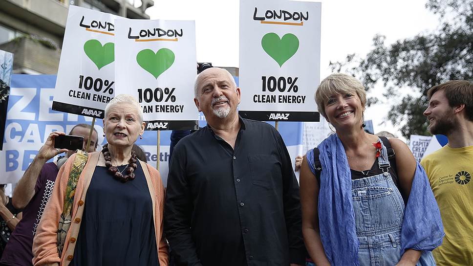 Дизайнер Вивьен Вествуд (слева), певец Питер Габриэль и актриса Эмма Томпсон на климатическом марше в Лондоне
