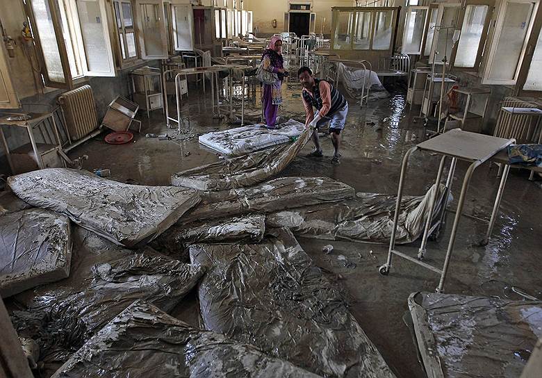 Поврежденный в результате наводнения госпиталь в индийском городе Шринагаре