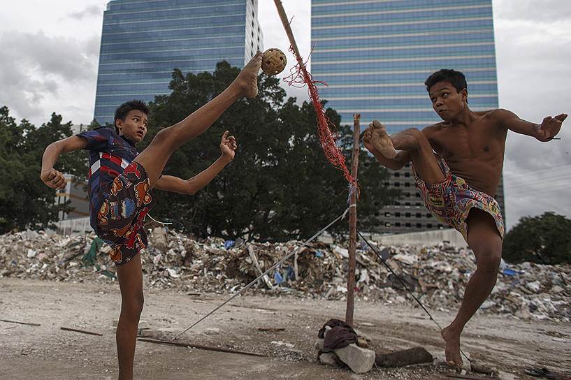 Мужчины играют в сепактакрау в Бангкоке