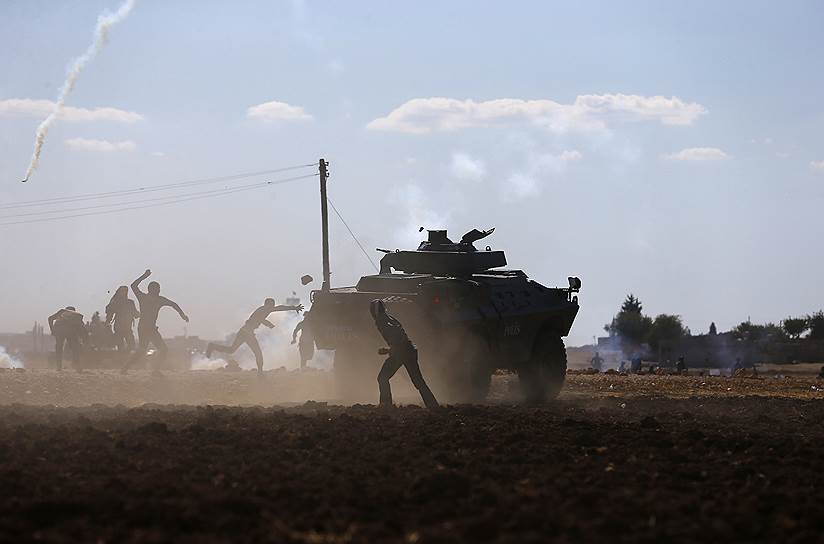 Столкновения турецких курдов с силами безопасности страны возле границы с Сирией, где скопились несколько тысяч беженцев, спасающихся от «Исламского государства»
