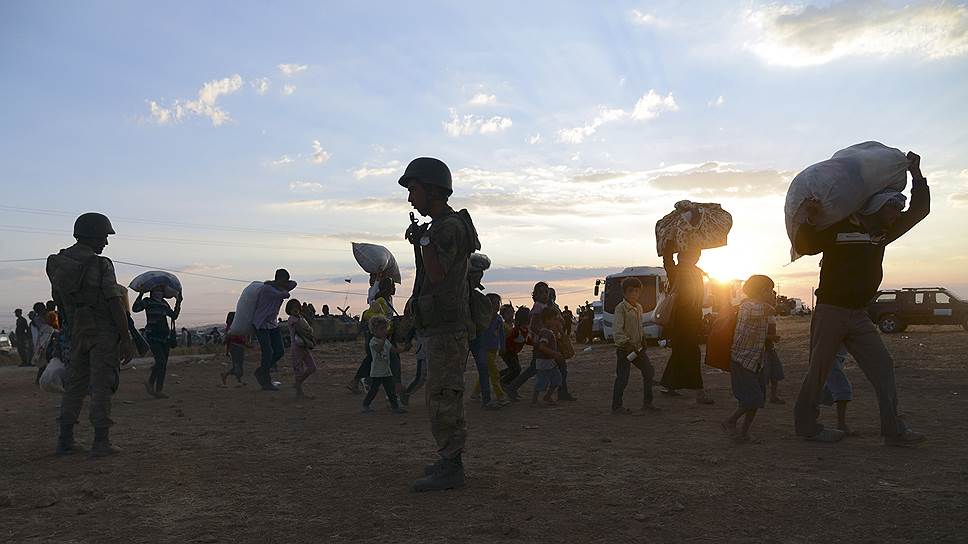 В свою очередь, турецкие силовики задерживают тех, кто пытается перебраться в Сирию для борьбы с боевиками