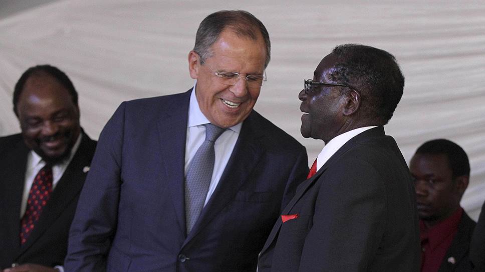 Глава МИД России Сергей Лавров (слева) и президент Зимбабве Роберт Мугабе