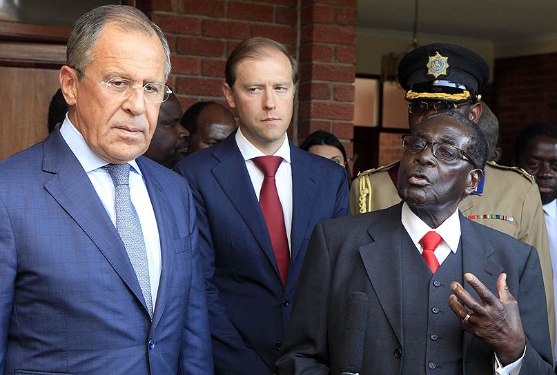 Президент Зимбабве Роберт Мугабе (справа) и глава МИД РФ Сергей Лавров (слева)