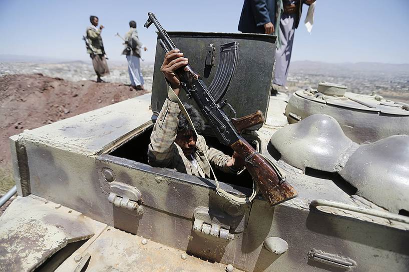 Шиитские повстанцы на территории захваченной ими армейской базы в Сане, столице Йемена