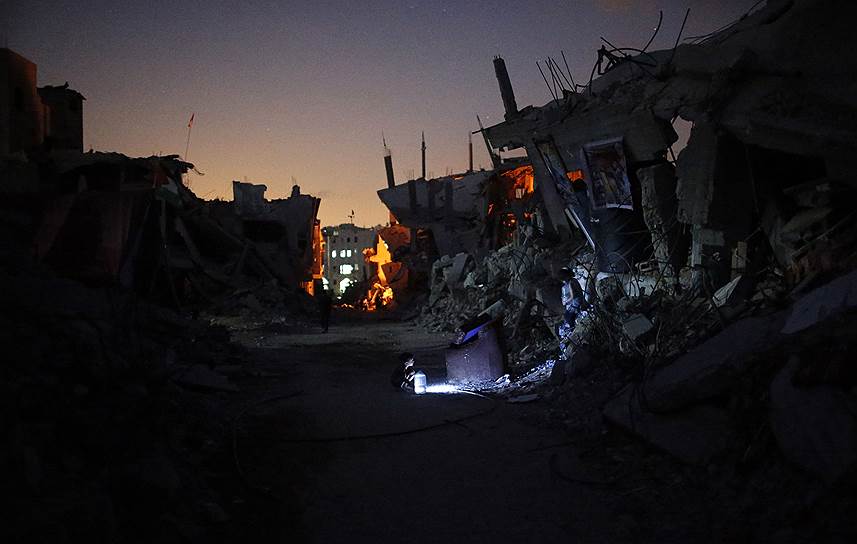 Разрушенная Газа ночью