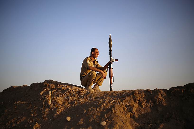 Курдский боец охраняет временный тренировочный лагерь недалеко от линии фронта (Северный Ирак)