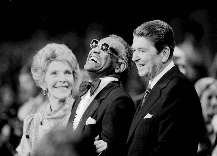В 1985 году Рэй, который был убежденным демократом, выступил на инаугурации республиканца Рональда Рейгана (на фото). Гонорар за выступление был очень высок — $100 тыс. Комментируя этот факт, агент Рэя Джо Адамс сказал: «За такие деньги мы бы выступили и на собрании Ку-Клукс-Клана»