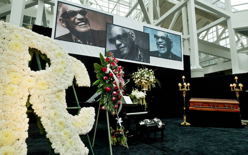 Рэй Чарльз умер вечером 10 июня 2004 года в США в своем доме в Беверли-Хиллз. По словам его импресарио, причиной смерти стало обострение давней болезни печени. Еще пять премий Grammy он получил уже после своей смерти. Он стал единственным исполнителем, получавшим Grammy на протяжении пяти десятилетий подряд

