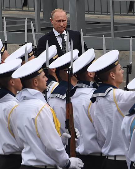 Президент России Владимир Путин во время посещения большого противолодочного корабля «Вице-адмирал Кулаков» в Новороссийске