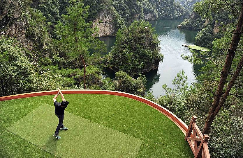 Площадка для гольфа в Чжанцзяцзе, провинция Хунань. В конце сентября здесь пройдет конкурс для китайских и корейских знаменитостей — кто сможет одним ударом загнать мяч в лунку, расположенную на островке в озере, получит миллион долларов