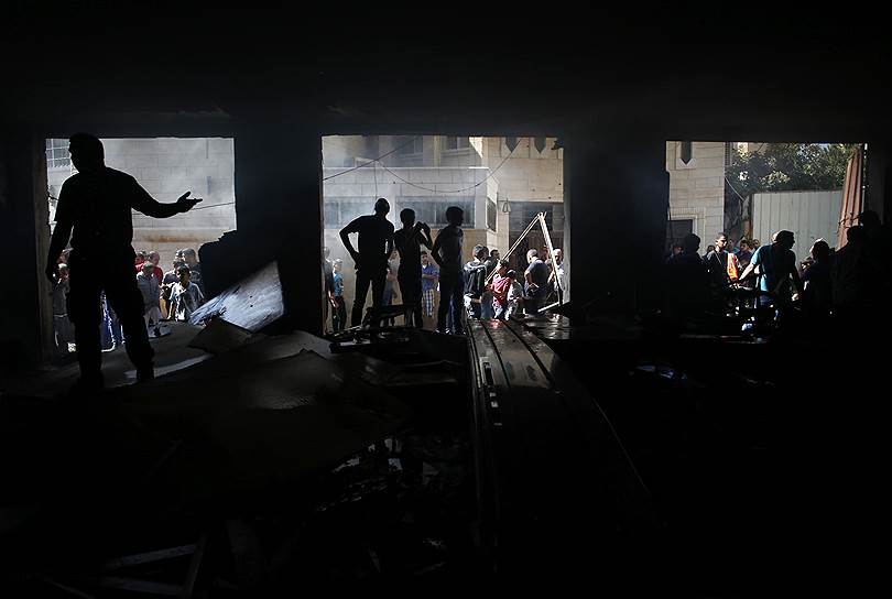 Собрание жителей Хеврона на месте, где израильские военные застрелили двух местных жителей 