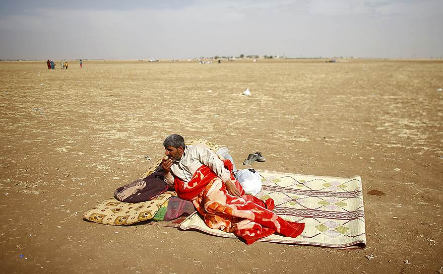 Сирийский курд, бежавший от «Исламского государства», отдыхает возле сирийско-турецкой границы в районе города Суруч