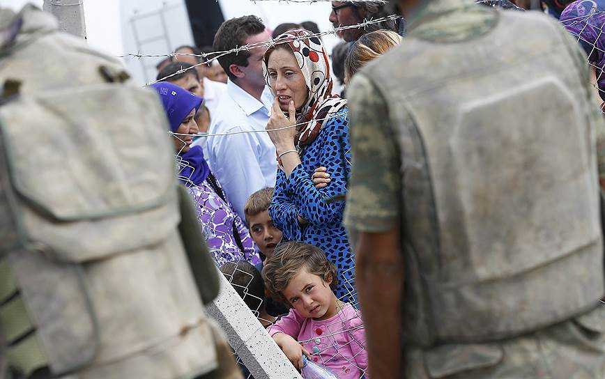 Сирийские курды, бежавшие от «Исламского государства», переходят турецкую границу, чтобы вернуться в свои дома в городе Кобани 