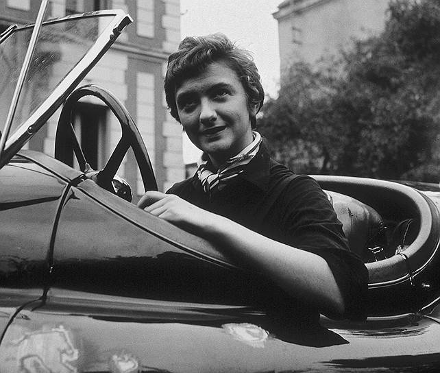 «Скорость не призыв жизни, не вызов ей, а порыв к счастью»
&lt;br>Франсуаза Саган отличалась любовью к гоночным автомобилям и предпочитала ездить босиком. В 1957 году эксцентричная писательница попала в страшную аварию на Aston Martin, после чего пристрастилась к обезболивающим наркотическим препаратам