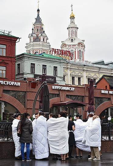 Сотрудники гостиницы «Метрополь», эвакуированные в связи с сообщением о заложенном взрывном устройстве