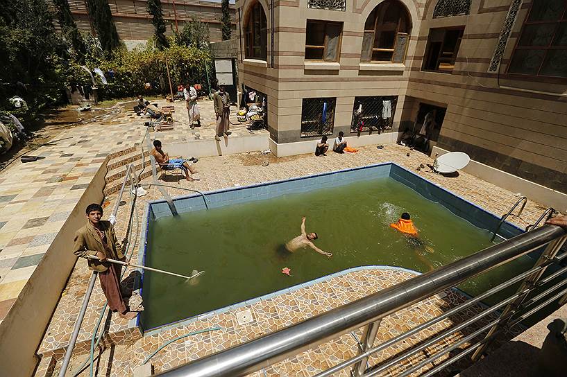 Боевики йеменской шиитской группировки Хути плавают в бассейне захваченной виллы в Сане 