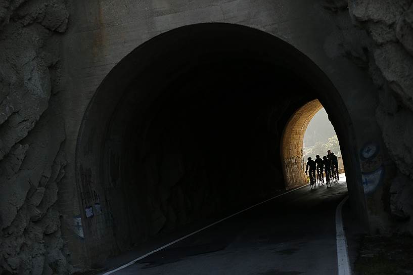 Велосипедисты проезжают тоннель во время гонки на чемпионате мира по велоспорту на шоссе в испанской Понферраде