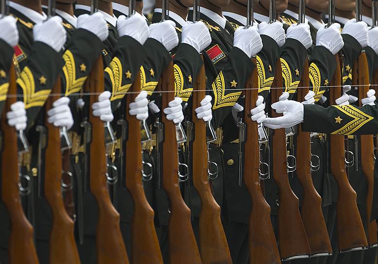 Военнослужащие роты почетного караула Народно-освободительной армии Китая во время церемонии, посвященной приезду премьер-министра Испании Мариано Рахой в Пекин