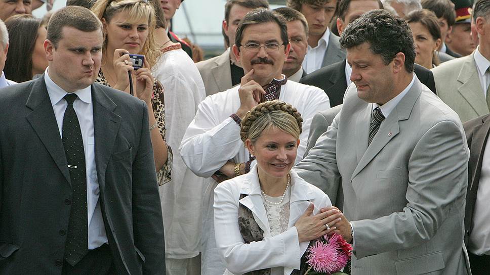 После прихода к власти Виктора Ющенко в 2004 году,  пост премьера достался Юлии Тимошенко, а Порошенко занял должность секретаря Совета национальной безопасности и обороны (СНБО), на которой продержался до осени 2005 года, — после громких обвинений в коррупции в его адрес и затяжного конфликта с Радой он был уволен 