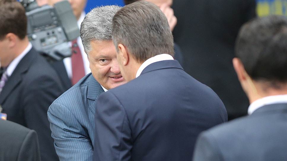 Весной 2010-го министр иностранных дел Порошенко был отправлен в отставку новым президентом Виктором Януковичем (второй справа). В 2011 году обсуждался вариант возвращения Порошенко в МИД, но весной 2012-го он был назначен министром экономического развития и торговли. Однако не проработал в этой должности и полугода