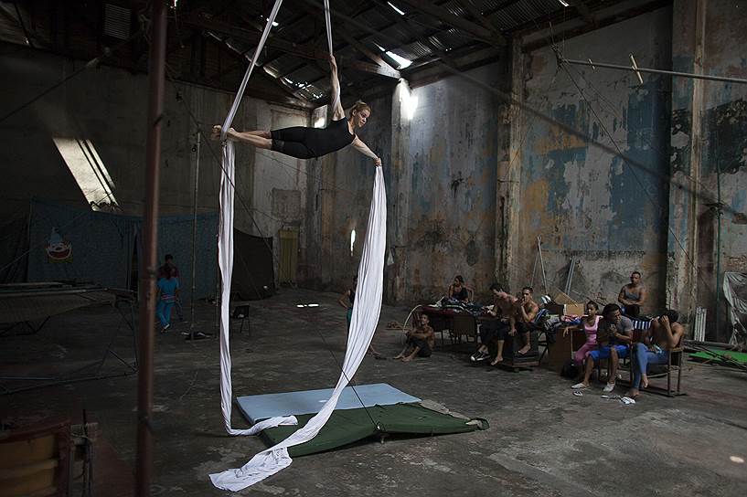 Артистка цирка на тренировке в Гаване, Куба