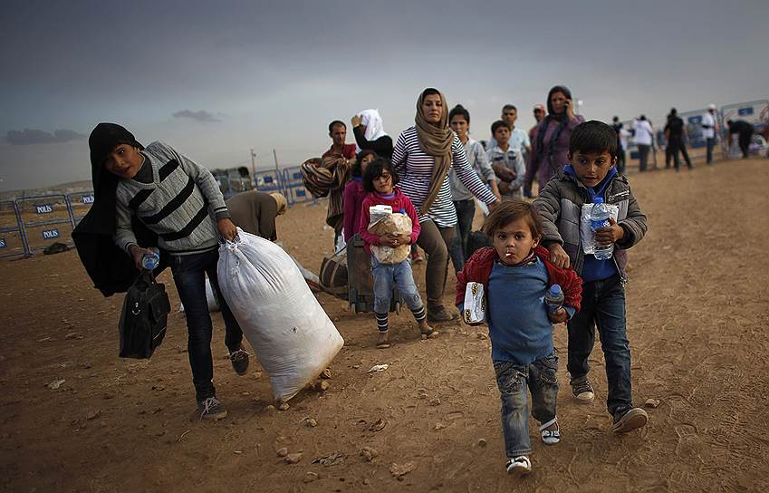 Сирийские курды-беженцы после пересечения границы с Турцией