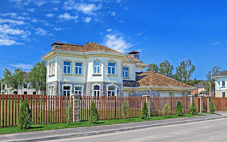 Два десятка коттеджей поселка «Павлово» (Истринский район Московской области) было возведено на средства фонда «Новый дом» управляющей компании Росбанка. Это положили начало инвестированию загородной недвижимости через закрытые ПИФы