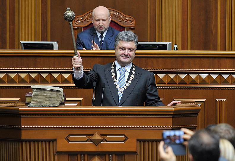 Выборы президента Украины состоялись 25 мая 2014 года. Петр Порошенко одержал победу с 54,7% голосов. 7 июня 2014 года прошла его инаугурация 