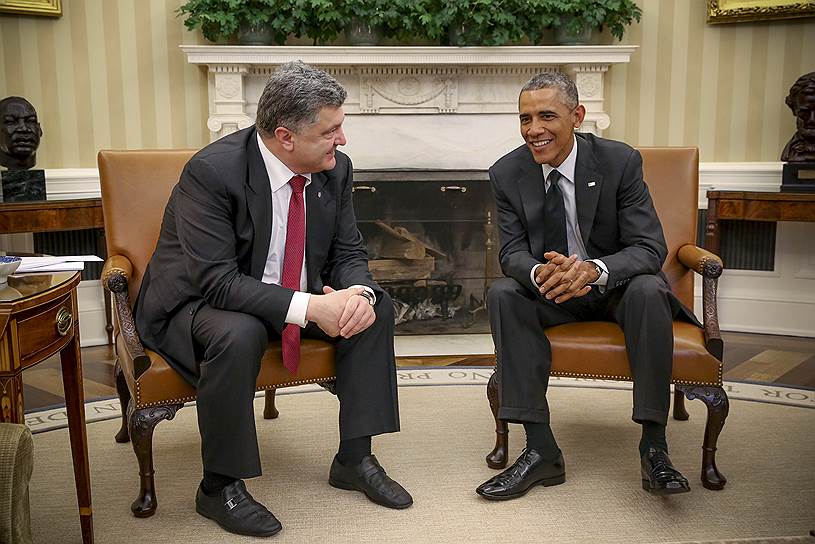 В сентябре 2014 года Порошенко отправился с рабочей поездкой в США. Те пообещали Украине, стоящей на грани масштабных реформ, оказать политическую, экономическую и военную помощь. При этом американское руководство отказалось предоставить Украине статус основного союзника США вне НАТО, а также начать поставки Киеву летального вооружения