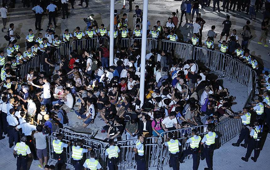 В Пекине сначала согласились пойти участникам Occupy Central на уступки и провели частичную реформу избирательной системы: был утвержден такой порядок выборов, при котором жителям Гонконга впервые предоставлялось право отдать голоса за одного из нескольких одобренных предварительно кандидатов