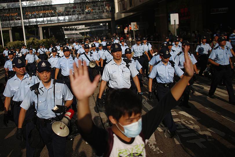 Подключиться к урегулированию ситуации в любой момент может расположенный в Гонконге гарнизон Народно-освободительной армии Китая