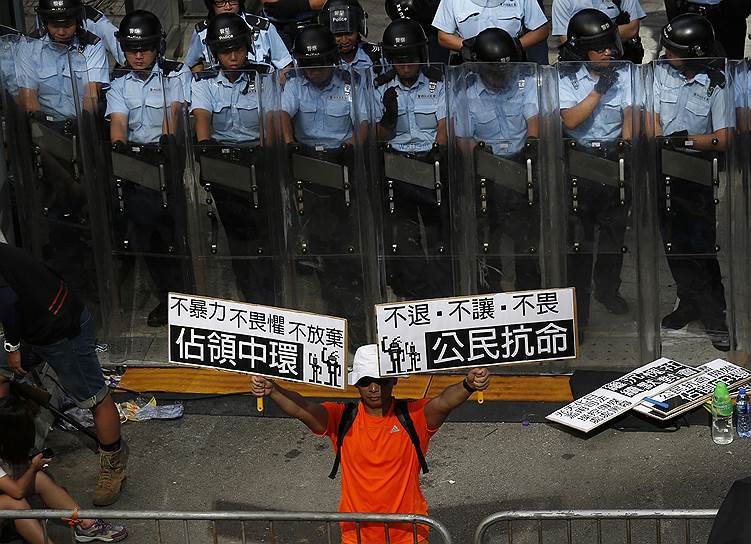 29 сентября сторонники реформы в Гонконге вновь вступили в столкновения с полицией, которая пытается остановить их при помощи дубинок, перечных аэрозолей и слезоточивого газа