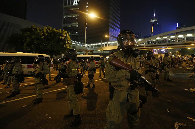 Власти Гонконга вынуждены изменить или приостановить движение по более чем 200 автобусным маршрутам. Выходы из метро возле мест скопления демонстрантов были закрыты