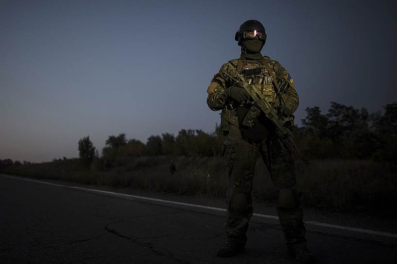 Украинский солдат на посту на дороге возле Донецка во время обмена пленными