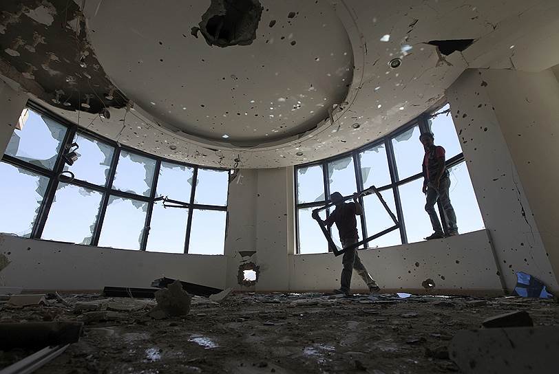 Разрушенный офис в Сане, принадлежавший одному из влиятельных бизнесменов