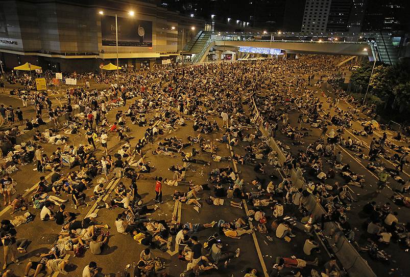 Протестующие на главной дороге финансового центра Гонконга