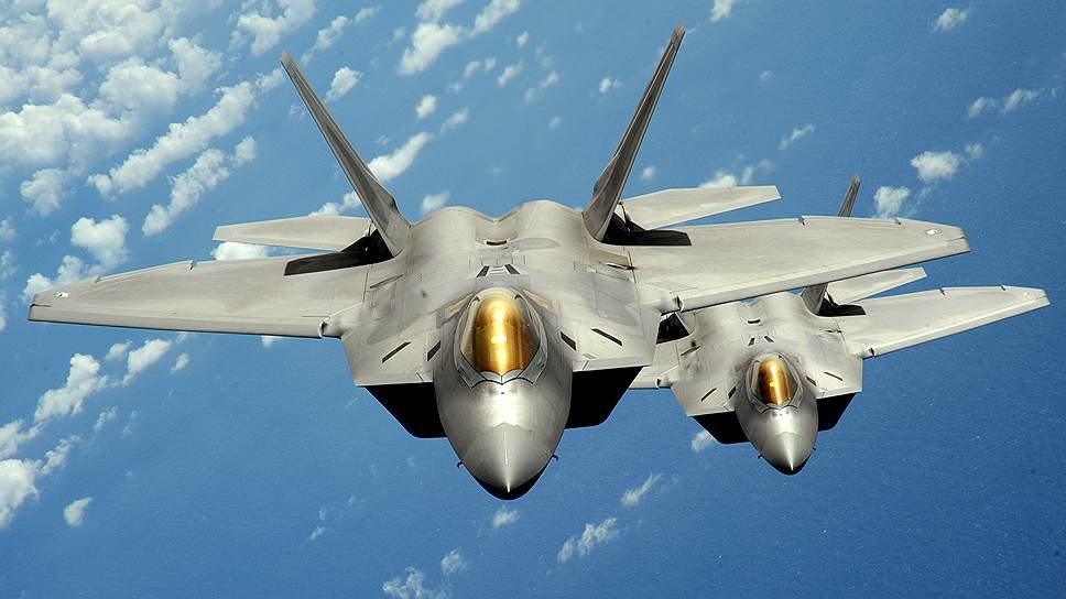 1990 год. Первый полет американского истребителя пятого поколения F-22 Raptor