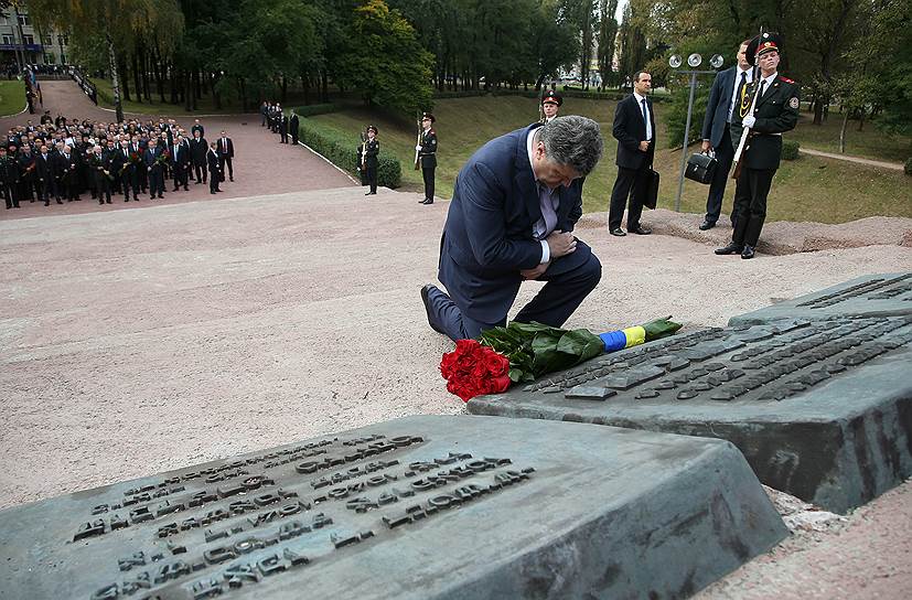 Президент Украины Петр Порошенко во время церемонии памяти жертв трагедии Бабьего Яра