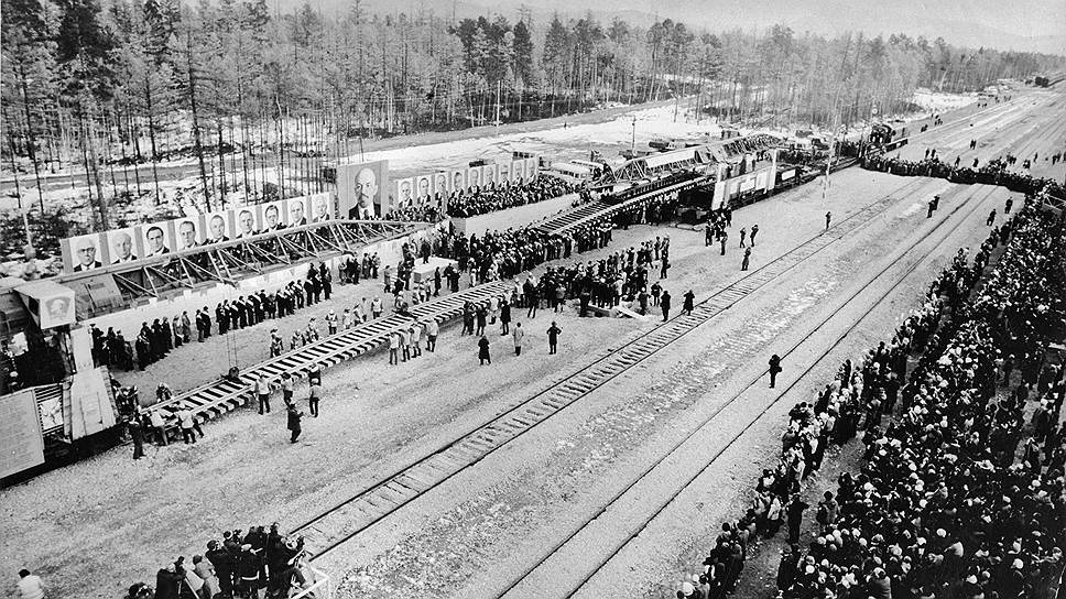 Комсомольцы и военные строили дорогу почти так же быстро, как заключенные. В 1979 году был завершен участок Комсомольск—Березовка, который замкнул восточное кольцо БАМа (Известковая—Ургал—Комсомольск—Волочаевка). К 1981 году, когда магистраль в системе МПС официально стала самостоятельной Байкало-Амурской железной дорогой с управлением в Тынде, эксплуатационная длина путей новой дороги составляла более 1,6 тыс. км. На западном участке в том же году была введена в эксплуатацию линия Лена—Нижнеангарск. В 1982 году на восточном участке БАМа было открыто рабочее движение поездов от Тынды до станции Верхнезейск, a в ноябре того же года сдан в постоянную эксплуатацию 300-километровый участок Ургал —Постышево