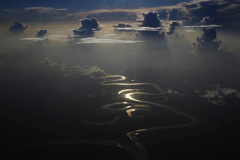 Вид с воздуха на реку в Перу