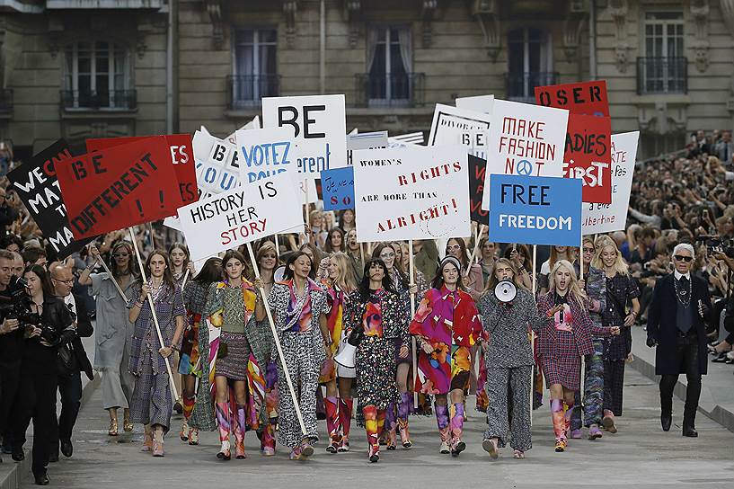 Заключительный выход моделей во время показа немецкого дизайнера Карла Лагерфельда (справа) на Неделе моды в Париже
