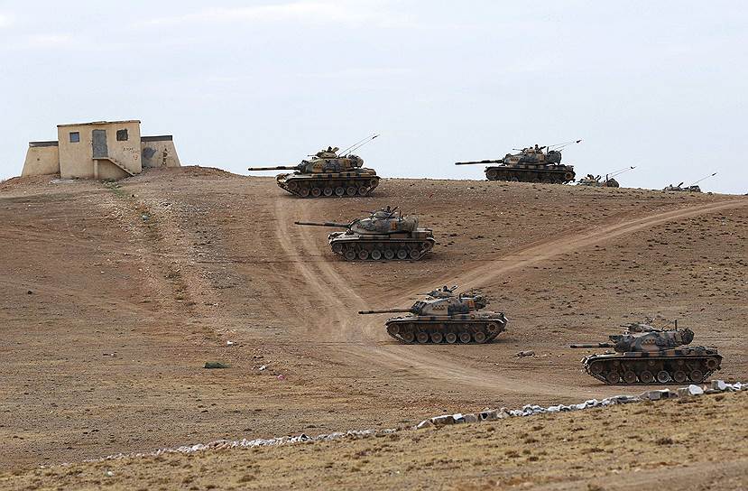 Танки турецкой армии занимают позицию на границе с Сирией вблизи города Суруч на юго-востоке провинции Шанлыурфа