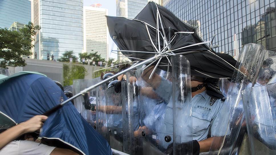 29 сентября сторонники реформы в Гонконге вновь вступили в столкновения с полицией, которая пытается остановить их при помощи дубинок, перечных аэрозолей и слезоточивого газа