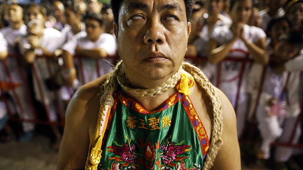Верующий в трансе во время празднования ежегодного Вегетарианского фестиваля в Пхукете, Таиланд