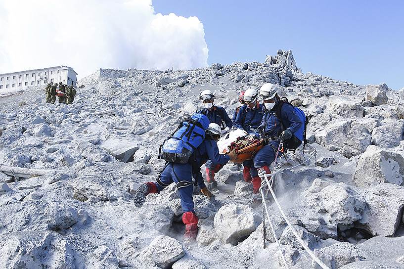 Японские пожарные во время спасательной операции на склоне вулкана Онтаке после извержения