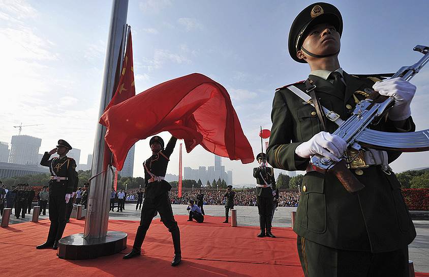 Торжественная церемония поднятия государственного флага в Хэфэе, посвященная 65-й годовщине основания КНР